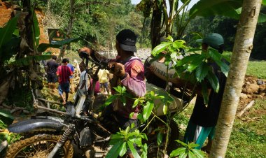 Warga Dukuh Proto Modifikasi Motor Jadi Alat Angkut Material Untuk Pembangunan Jembatan Garuda
